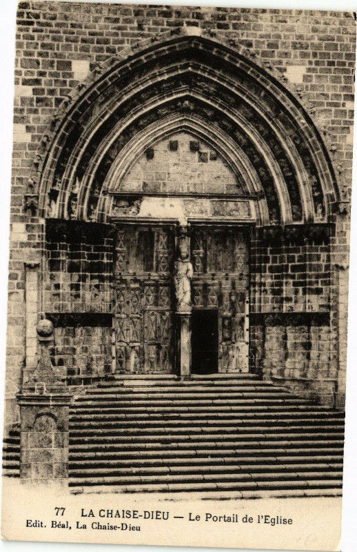 Carte postale ancienne La Chaise-Dieu - Le Portail de l'Eglise à La Chaise-Dieu