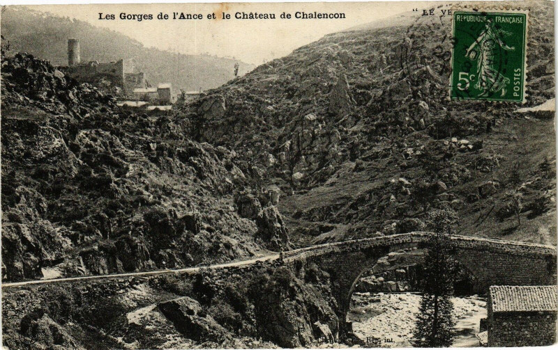 Carte postale ancienne Les Gorges de l'Ance et la Chateau de Chalencon