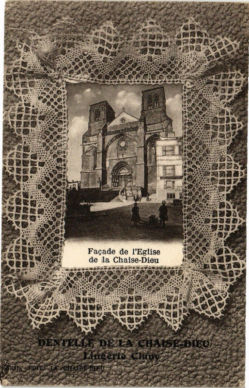 Carte postale ancienne Facade de l'Eglise de la Chaise-Dieu - Dentelle de la Chaise-Dieu à La Chaise-Dieu
