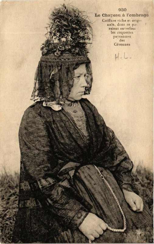 Carte postale ancienne Le Chapeau a l'ombrage - Coiffure riche et originale