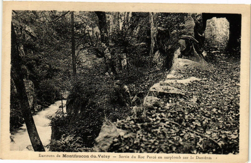 Carte postale ancienne Env. de Montfaucon du Velay - Sortie de Roc Perce en surplomb..