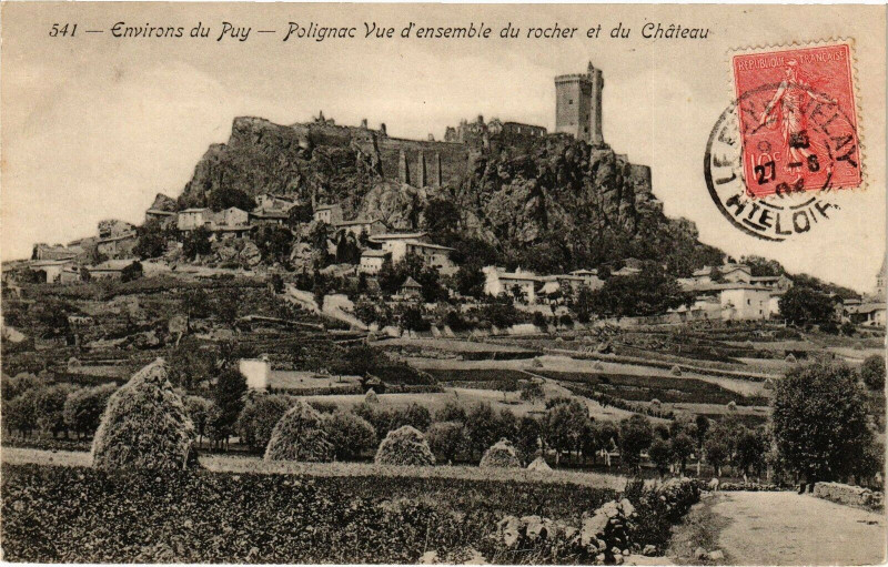 Carte postale ancienne Env. du Puy - Polignac Vue d'ensemble du rocher et du Chateau à Polignac