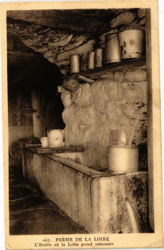 Carte postale ancienne Ferme de la Loire - L'Etable ou la Loire prend naissance