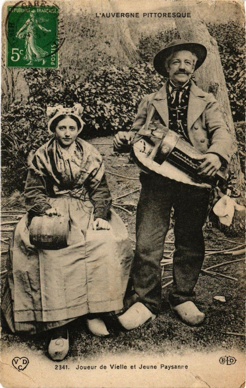 Carte postale ancienne L'Auvergne Pittoresque - Joueur de Vielle et Jeune Pysanne