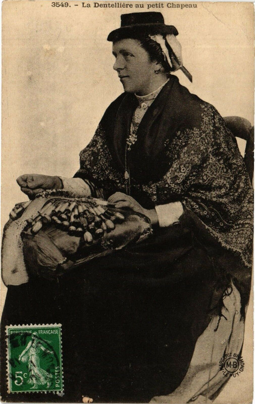 Carte postale ancienne La Dentelliere au petit Chapeau