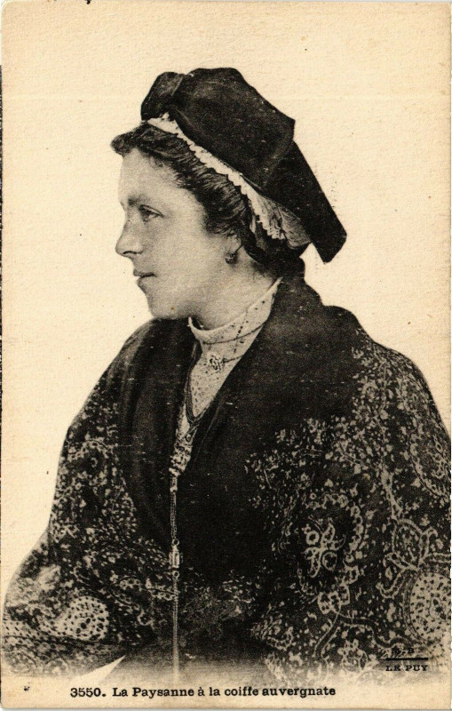 Carte postale ancienne La Paysanne a la coiffe auvergnate