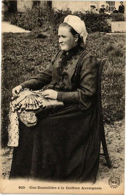 Carte postale ancienne Une Dentelliere a la Coiffure Auvergnate