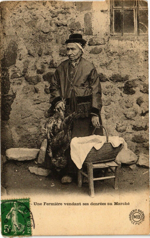 Carte postale ancienne Une Fermiere vendant ses denrées au Marché
