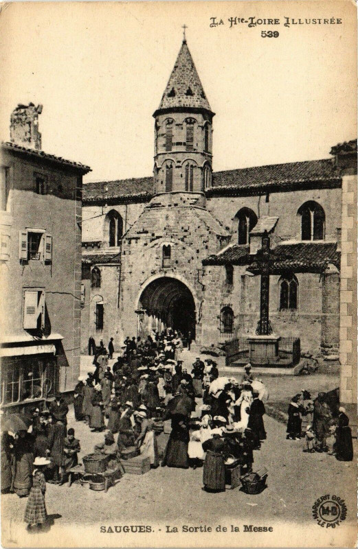 Carte postale ancienne Saugues -  Le Sortie De la Messe. à Saugues