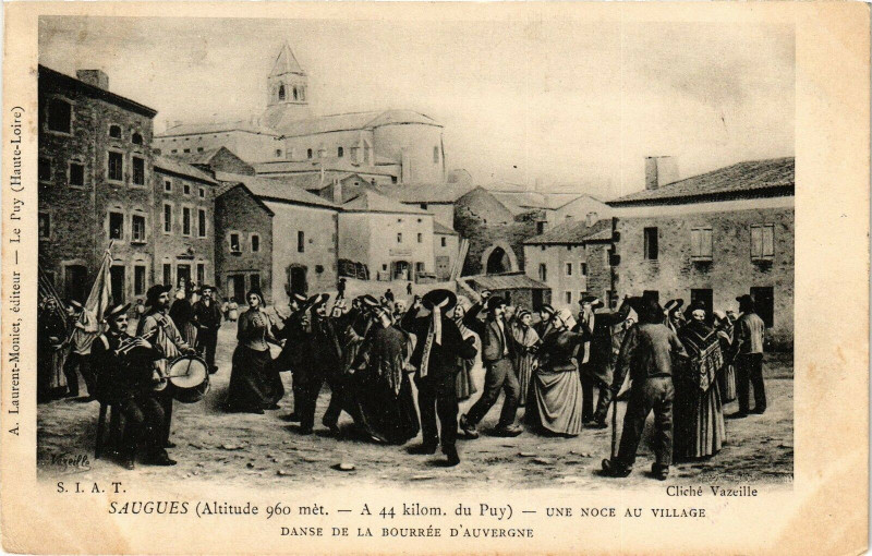 Carte postale ancienne Saugues Une Noce au Village danse de la Bourrée d'Auvergne (Alt.. à Saugues