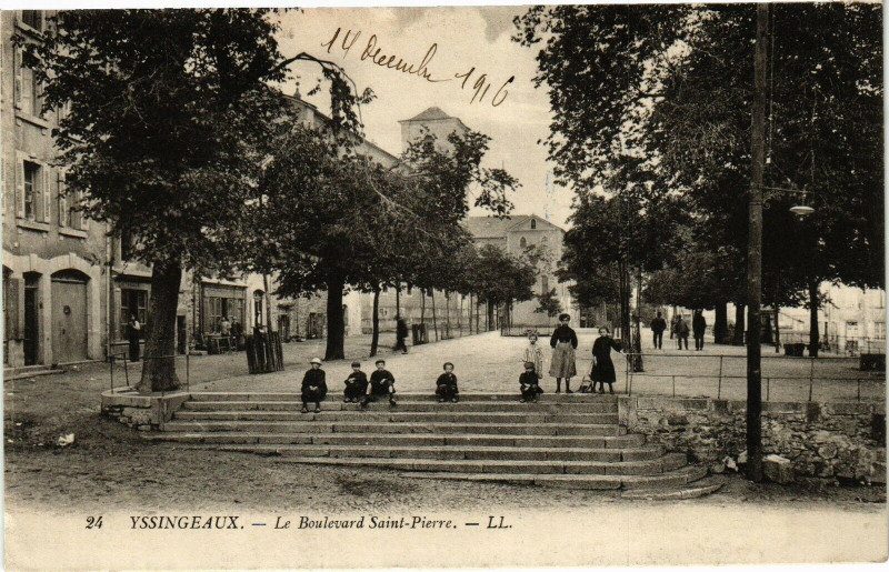 Carte postale ancienne Yssingeaux - Le Boulevard St-Pierre à Yssingeaux
