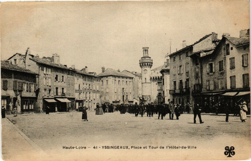 Carte postale ancienne Haute-Loire Yssingeaux - Place et Tour de l'Hotel-de-Ville à Yssingeaux