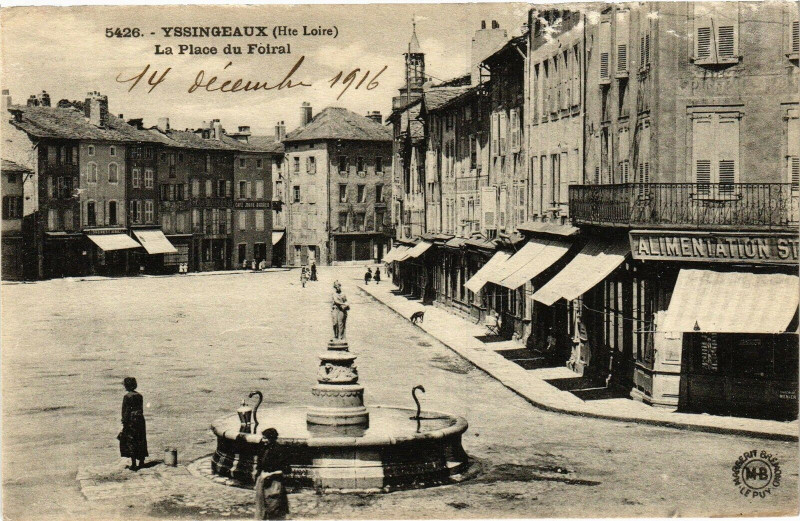 Carte postale ancienne Yssingeaux (Hte-Loire) - La Place du Foiral à Yssingeaux