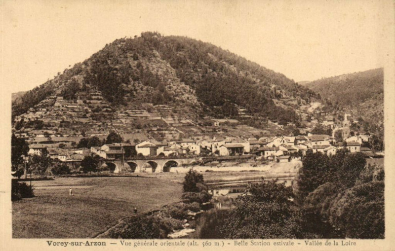Carte postale ancienne Vorey-sur-Arzon - Vue générale orientale - Belle Station estivale à Vorey