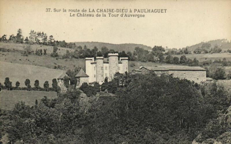 Carte postale ancienne Sur la route de la Chaise-Dieu a Paulhaguet - Le Chateau de la. à Paulhaguet