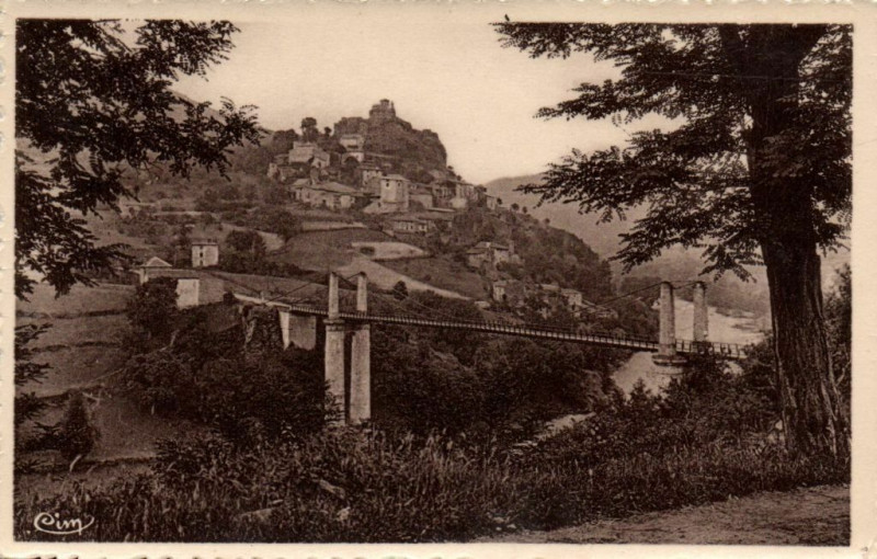 Carte postale ancienne Saint-Ilpize (Hte-Loire) Chateau historique - Peche - Chasse à Saint-Ilpize