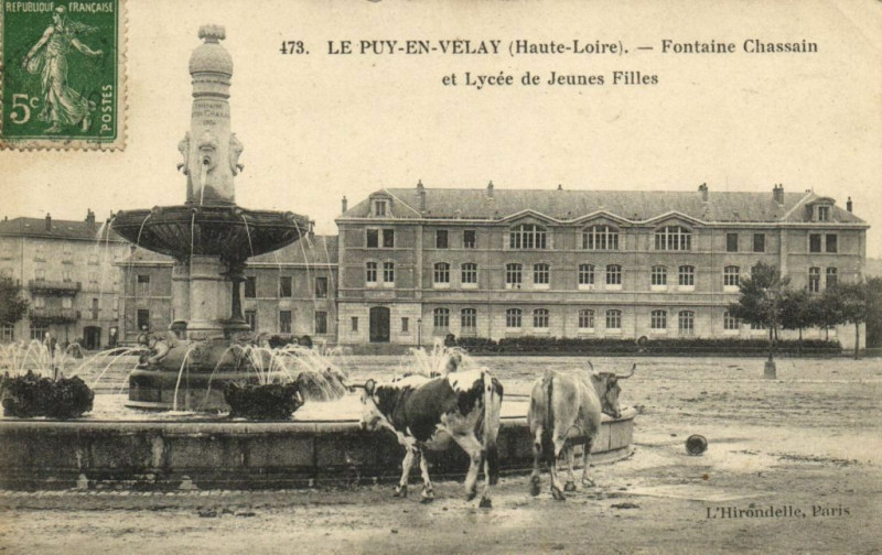 Carte postale ancienne Le-Puy-en-Velay (Haute-Loire) - Fontaine Chassain et Lycée au Puy-en-Velay