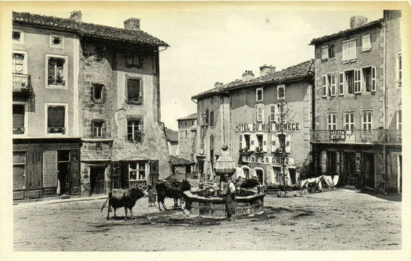 Carte postale ancienne La ChaiseD ieu (H'Loire) La Place de la Fontaine