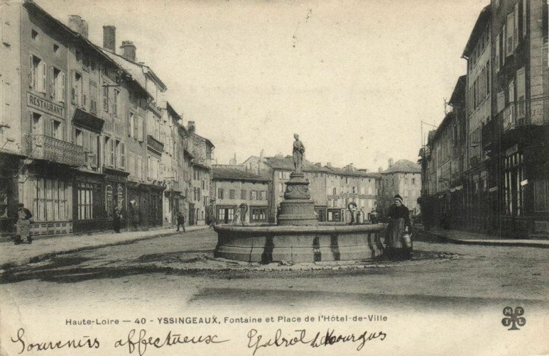 Carte postale ancienne Haute-Loire Yssingeaux Fontae at Place de l'Hotel de Ville à Yssingeaux