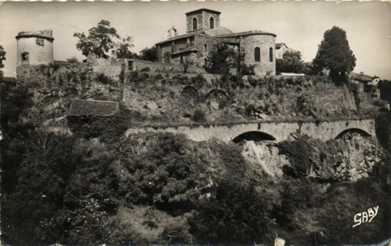 Carte postale ancienne Brioude (Hte.Loire) Vieille Brioude L'Eglise et les Vieux Remparts à Brioude