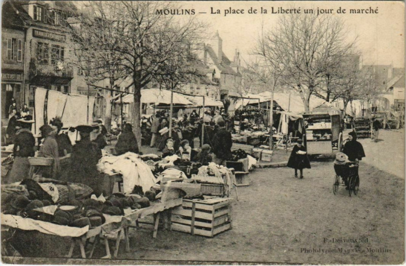 Carte postale ancienne Moulins - La Place de la Liberté un jour de marché à Moulins