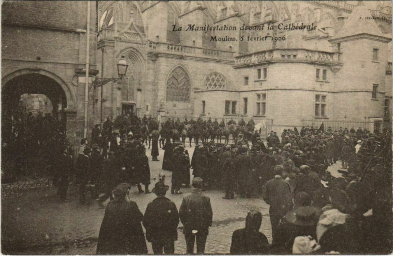 Carte postale ancienne Moulins - La Manif devant la Cathédrale à Moulins