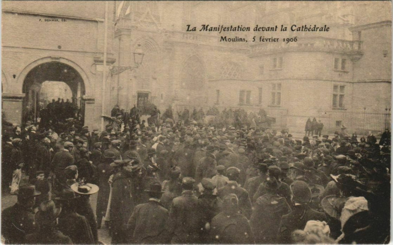 Carte postale ancienne Moulins - La Manif devant la Cathédrale à Moulins