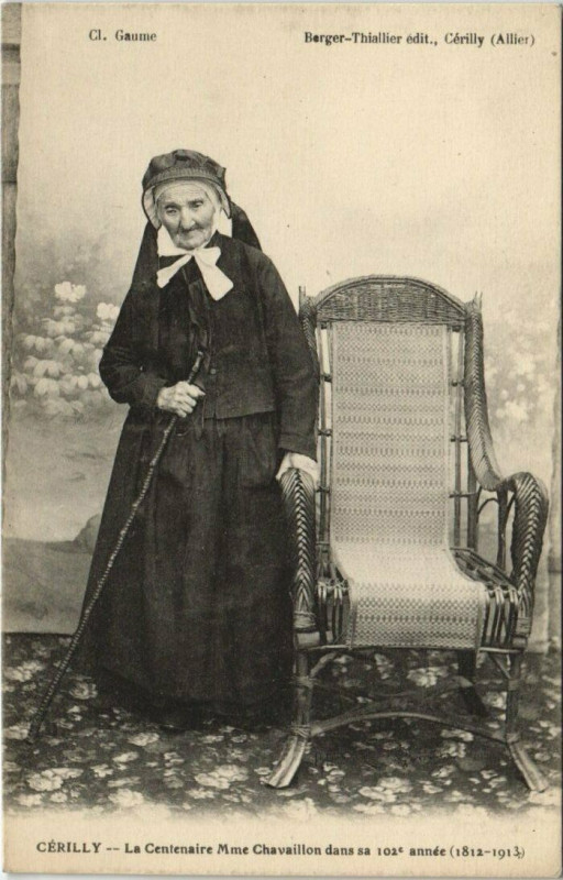 Carte postale ancienne Cerilly - Mme Chavaillon dans sa 102e année à Cérilly