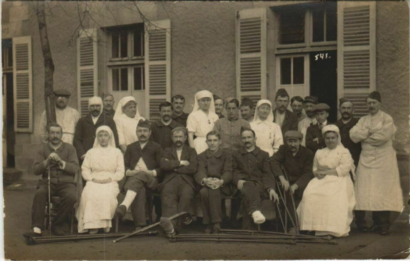 Carte postale ancienne Moulins - carte photo soldats et infirmieres à Moulins