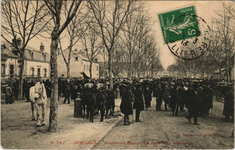 Carte postale ancienne Moulins - Cours de Bercy le foire aux chevaux à Moulins