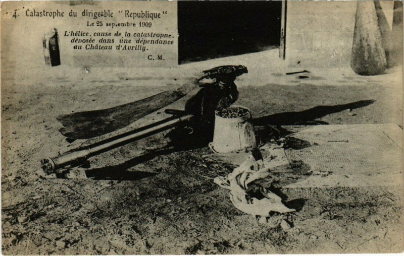 Carte postale ancienne Catastrophe - Catastrophe du dirigeable Republique - L'Hélice