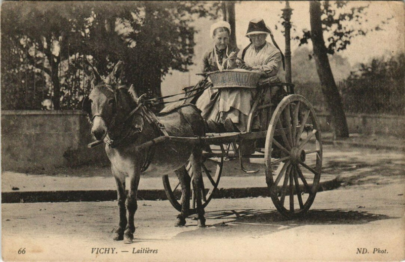Carte postale ancienne Vichy - Laitieres à Vichy