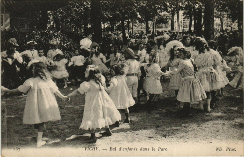 Carte postale ancienne Vichy - Bal d'Enfants dans le Parc à Vichy