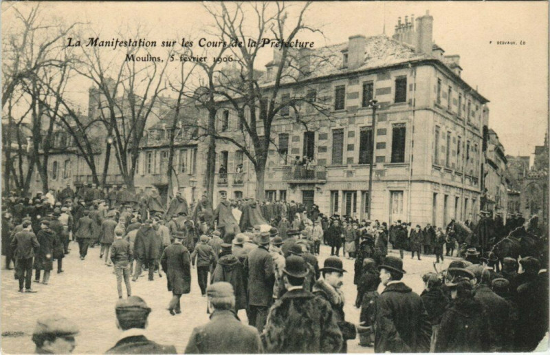 Carte postale ancienne Moulins - Manif sur les Cours de la Préfecture à Moulins