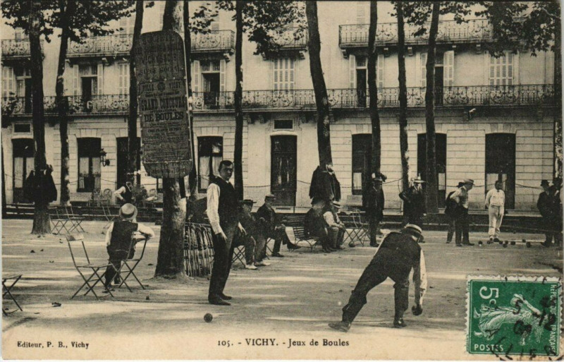 Carte postale ancienne Vichy - Jeux de Boules à Vichy
