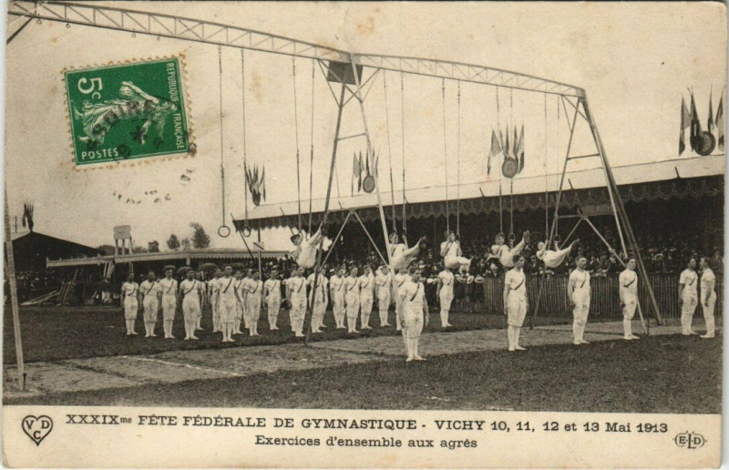 Carte postale ancienne Fete Fed. De Gymn. Vichy - Exercices d'ensemble aux agres à Vichy