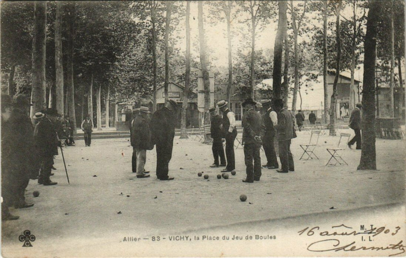 Carte postale ancienne Vichy - La Place du Jeu de Boules à Vichy