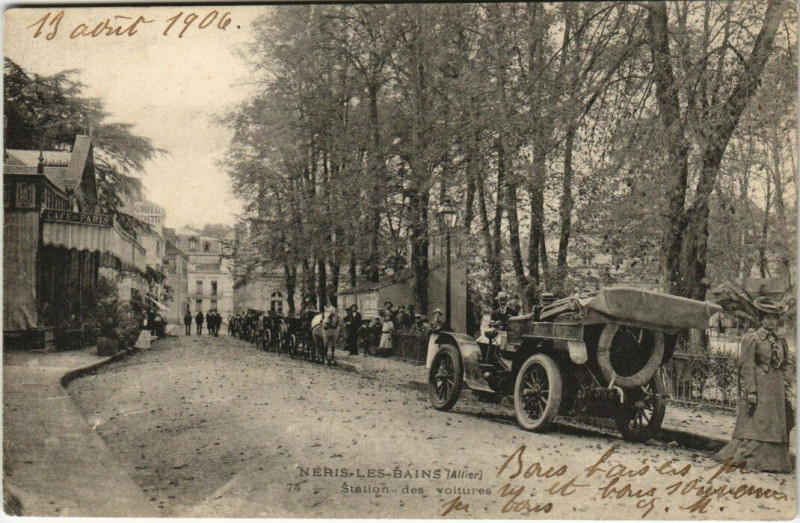 Carte postale ancienne Neris-les-Bains - Station des voitures à Néris-les-Bains