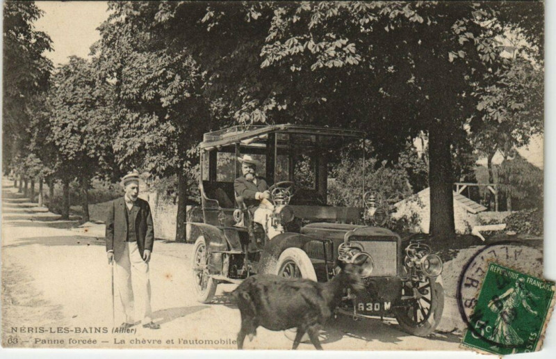 Carte postale ancienne Neris-les-Bains - Panne forcée La chevre et l'automobile à Néris-les-Bains