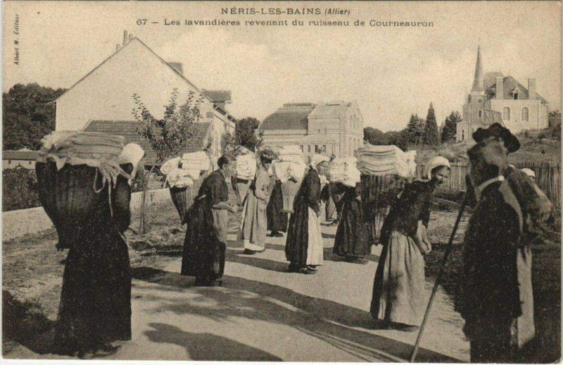 Carte postale ancienne Neris-les-Bains - Les avandieres revenant du ruisseau à Néris-les-Bains