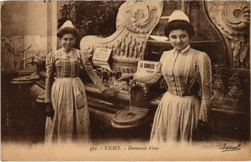 Carte postale ancienne Vichy - Donneuses d'eau à Vichy
