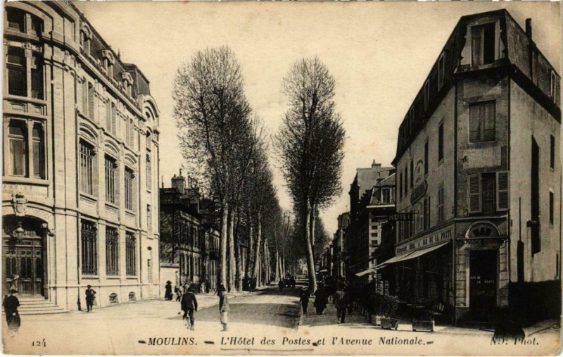 Carte postale ancienne Moulins (Dep.03) L'Hotel des Postes et l'Avenue Nationale à Moulins