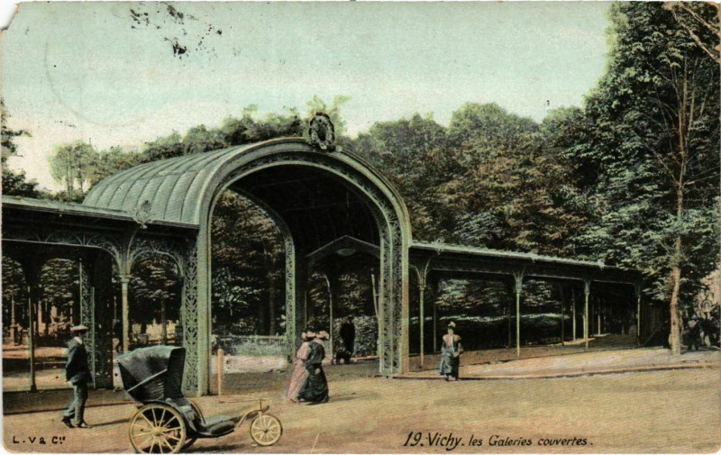 Carte postale ancienne Vichy Les Galeries Couvertes à Vichy