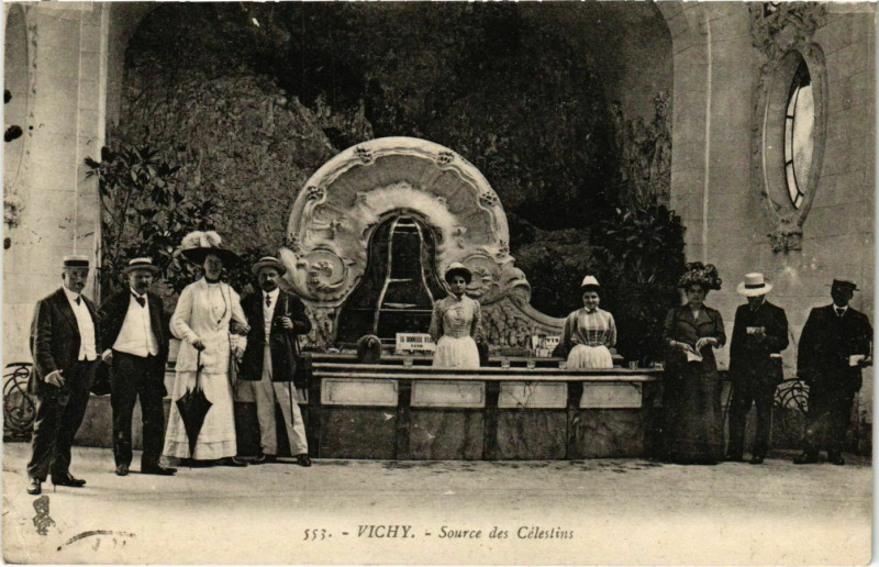 Carte postale ancienne Vichy,Source des Célestions à Vichy