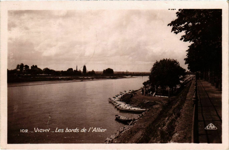 Carte postale ancienne Vichy Les bords de l'Allier à Vichy