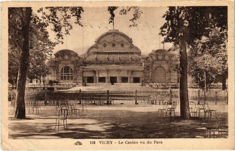 Carte postale ancienne Vichy Le Casino vue du Parc à Vichy