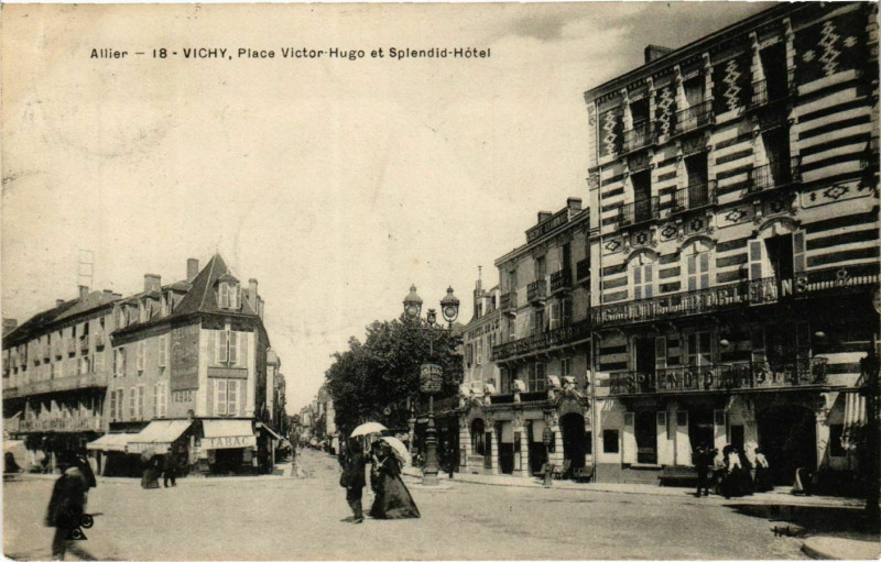 Carte postale ancienne Vichy Place Victor Hugo à Vichy