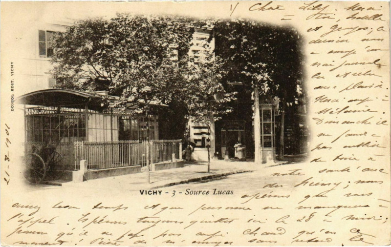 Carte postale ancienne Vichy Source Lucas à Vichy