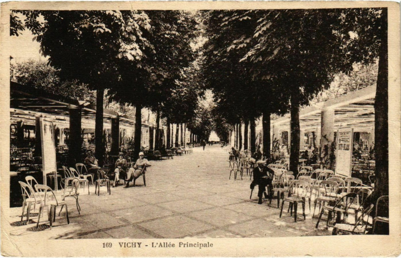 Carte postale ancienne Vichy L'Allée Principale à Vichy