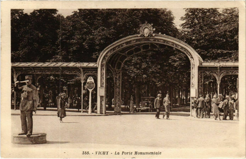 Carte postale ancienne Vichy La Porte Monumentale à Vichy